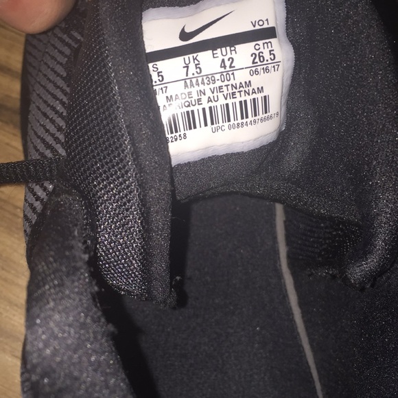 Woman’s Nike basketball shoes - Picture 3 of 4